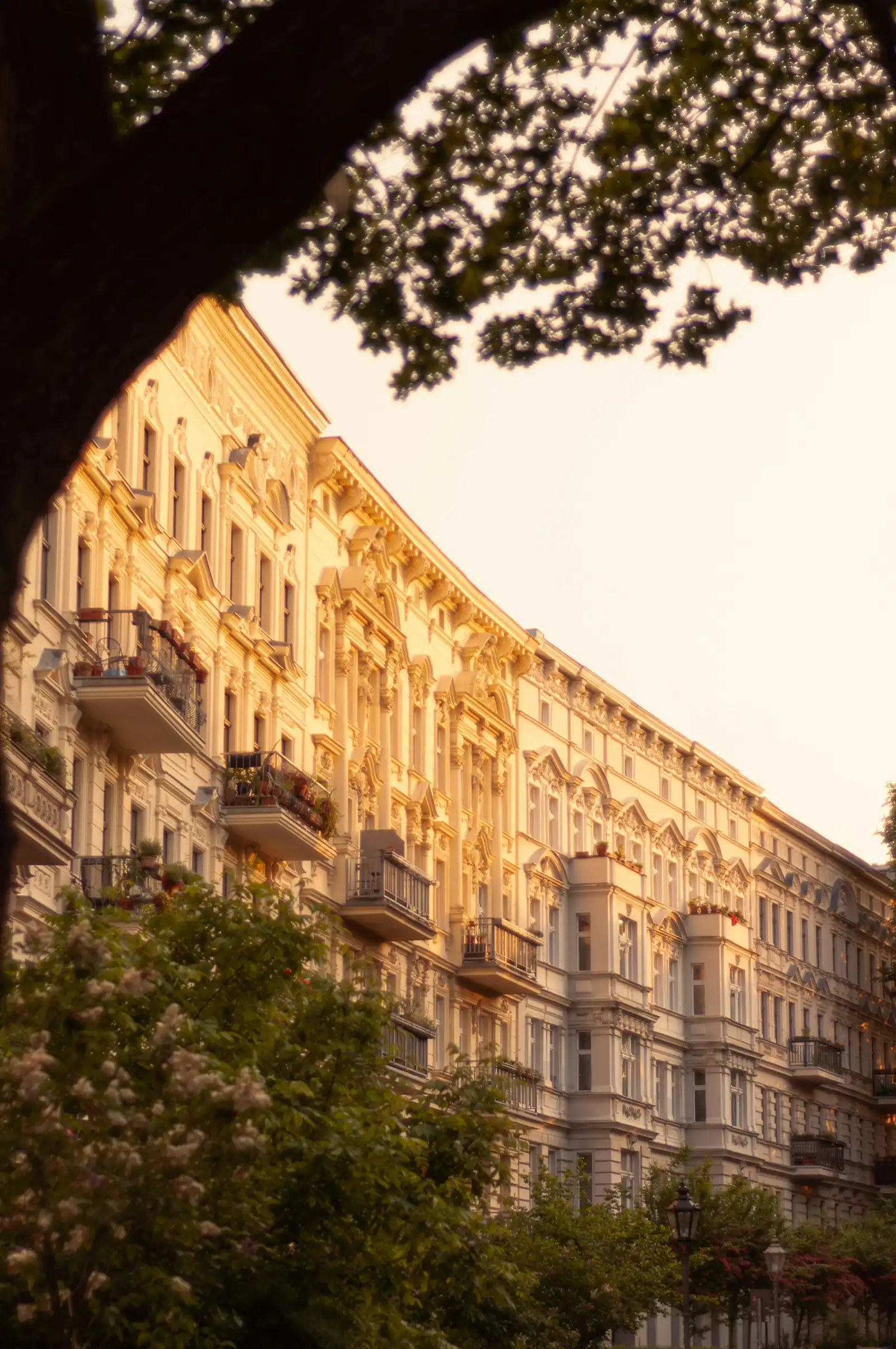 Gründerzeit-Fassade mit Balkonen im Abendlicht